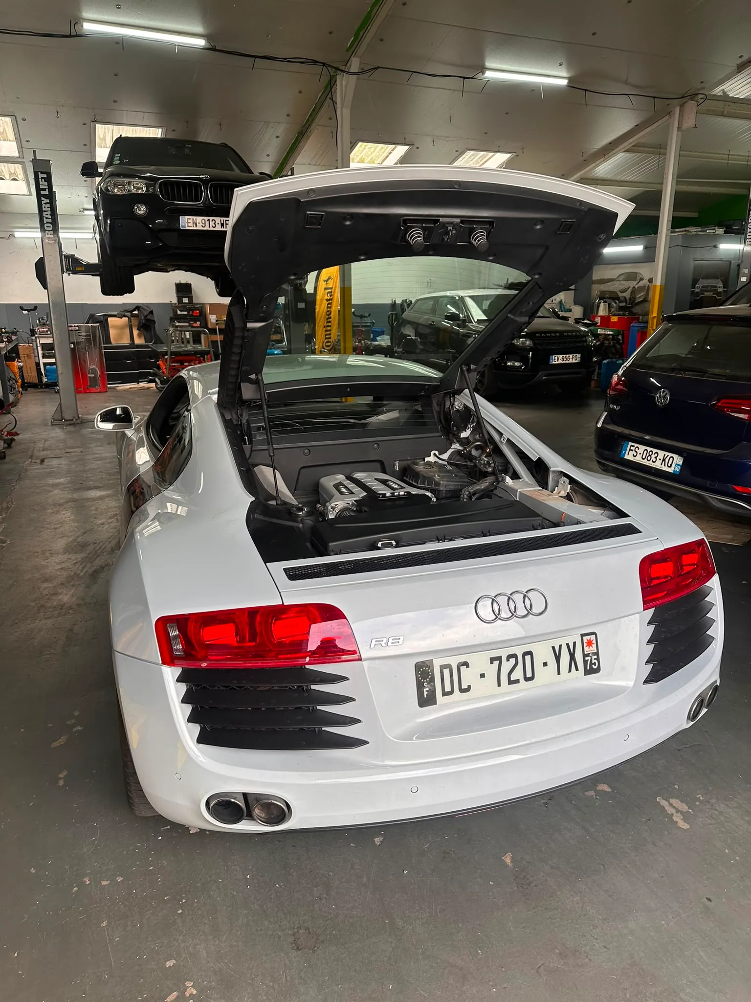 Audi R8 blanche vue arrière, capot moteur ouvert à l'atelier MH Auto Performance