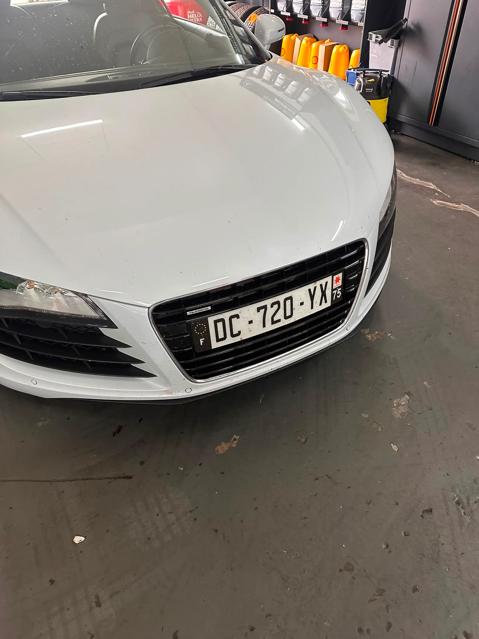 Audi R8 blanche vue avant, calandre, à l'atelier MH Auto Performance
