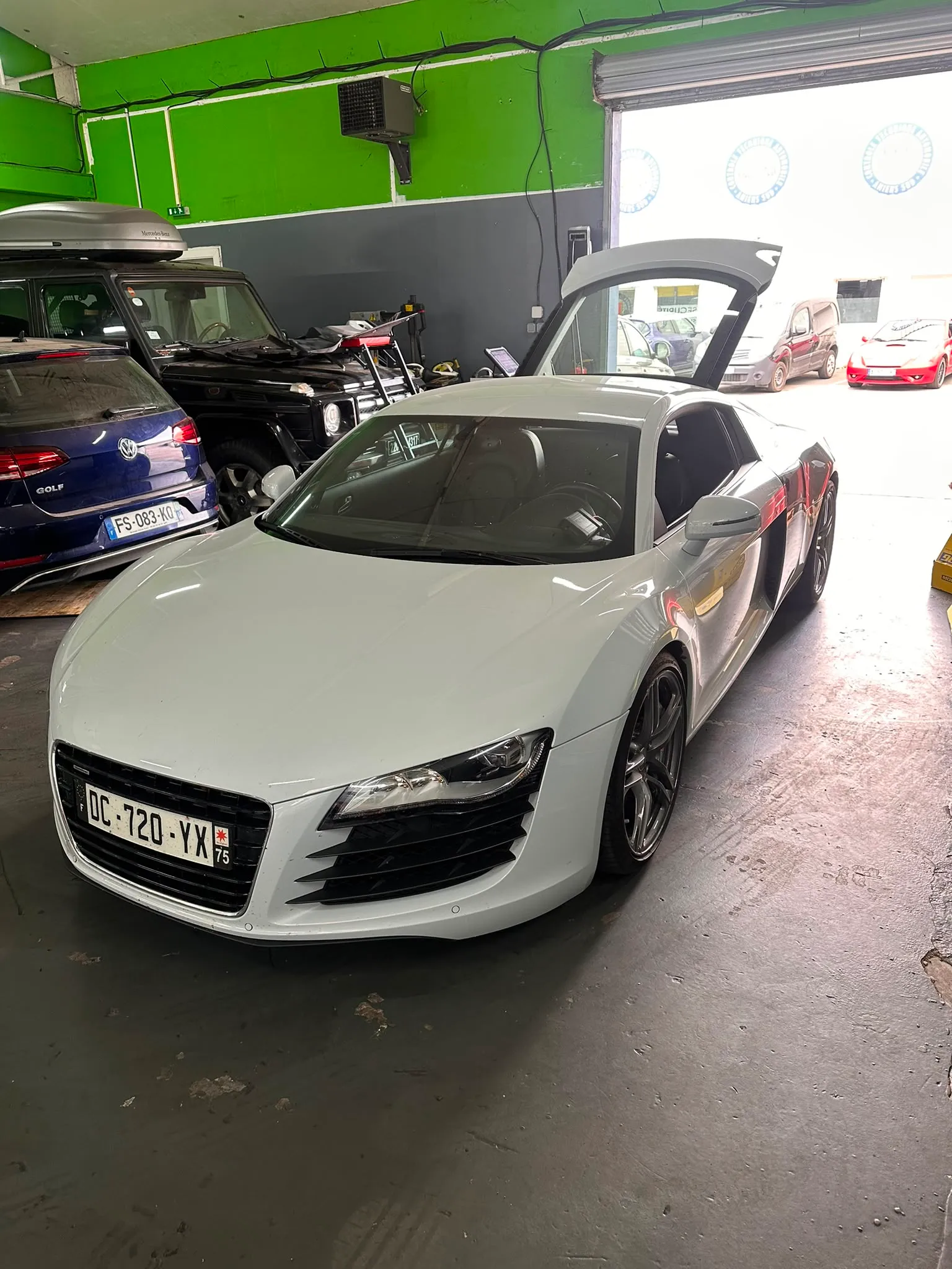 Audi R8 blanche avec porte papillon ouverte à l'atelier MH Auto Performance