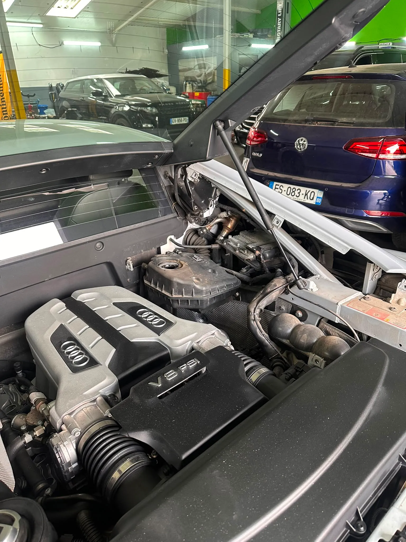 Audi R8 moteur V8 FSI capot ouvert à l'atelier MH Auto Performance