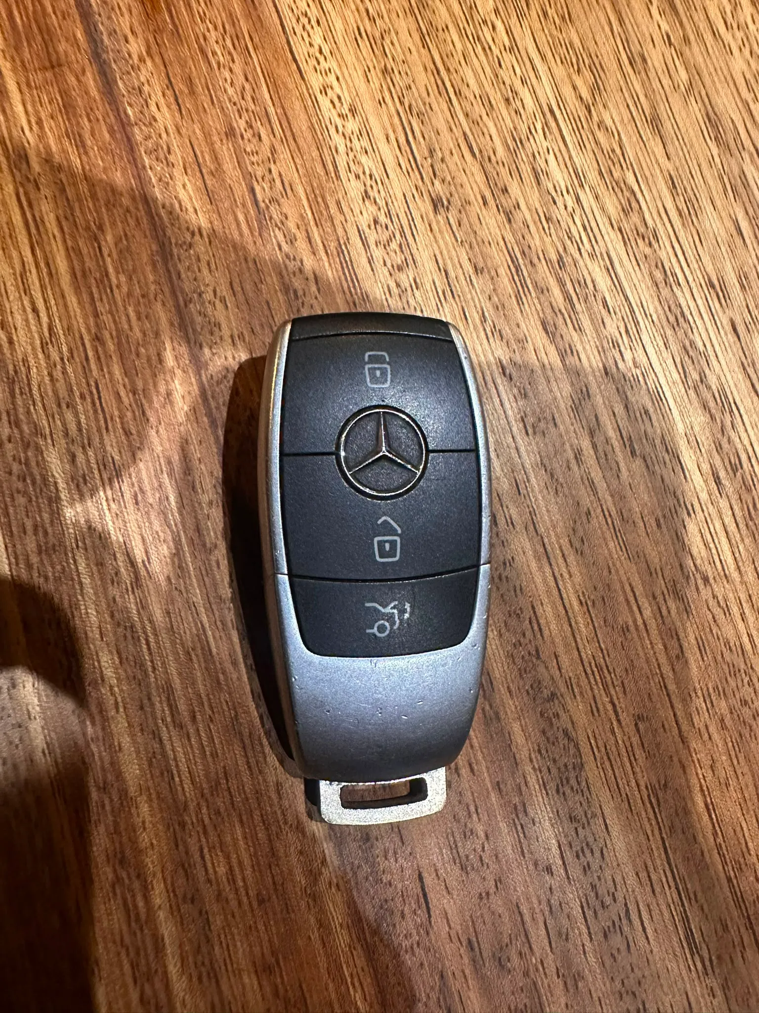 Clé Mercedes-Benz noire et argentée sur bois, reproduction FBS4